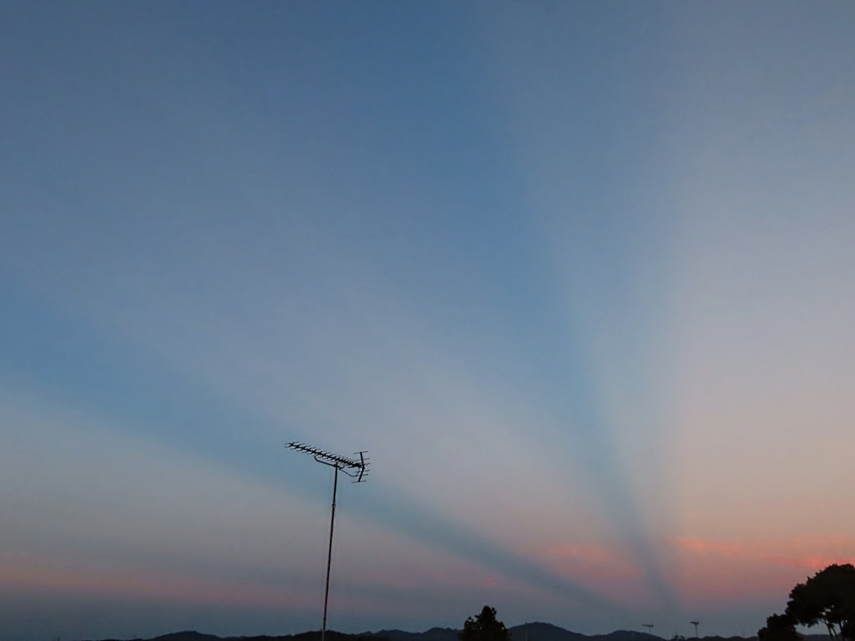 yumeasutw's tweet photo. 久しぶりの #反薄明光線 🟦

沸き立つ雲達が収まり
穏やかな日の入りの頃🌆

東の空の #対日点 に向かって伸びる
光と影がクッキリ。

東の彼方の雲は茜色🟥

#空の名前
#天気の図鑑 #雲の超図鑑 #雲友の会
#マジックアワー #薄明
#pic0803
#a2023 #a0804 #a202308 #a2023081 https://t.co/s7UHeZndE4