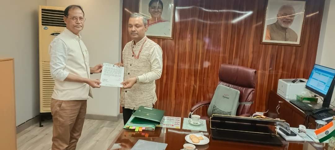 dralokksuman's tweet photo. नागर विमानन मंत्रालय के विशेष कार्य अधिकारी श्री चंचल कुमार जी, आईएएस, से मुलाकात की एवं सबेया एयर फील्ड पर कमर्शियल फीजिबिलिटी को ध्यान में रखते हु��� बोली की प्रक्रिया शुरू करने के लिए एयरलाइंस कंपनियों को एवं मंत्रालय के संबंधित अधिकारियों को निर्देश देने के लिए आग्रह किया https://t.co/ucAHDoNovo