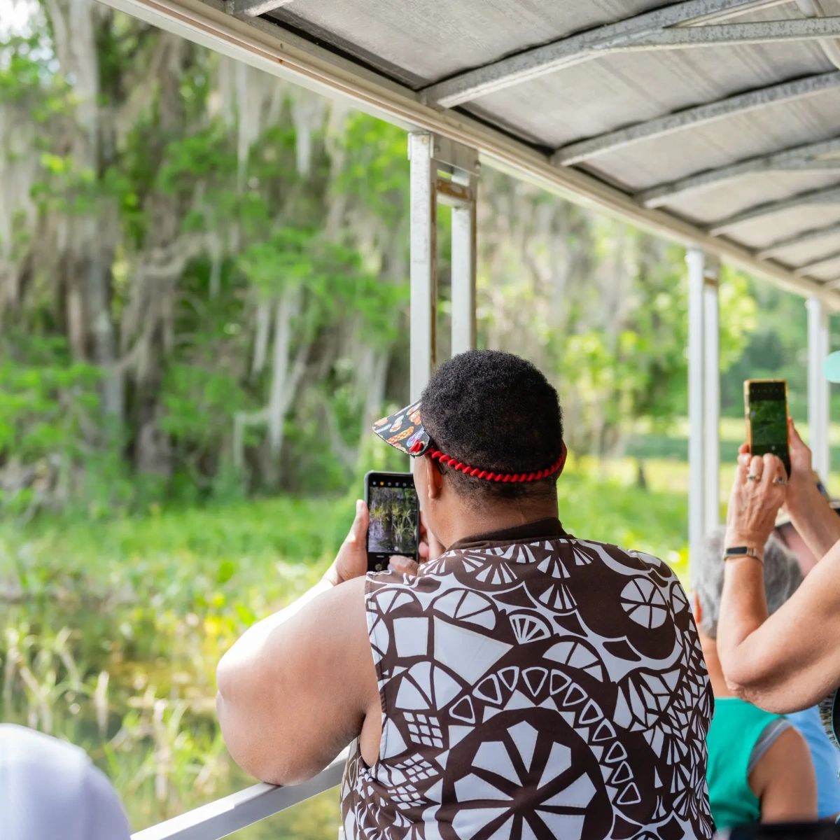 SingingTours's tweet photo. Join us on one of our tours and get ready for an adventure like no other! Our knowledgeable captain will guide you through the wonders of Rainbow River, sharing fascinating stories about its history and ecosystem. https://t.co/L9byKyNvUa