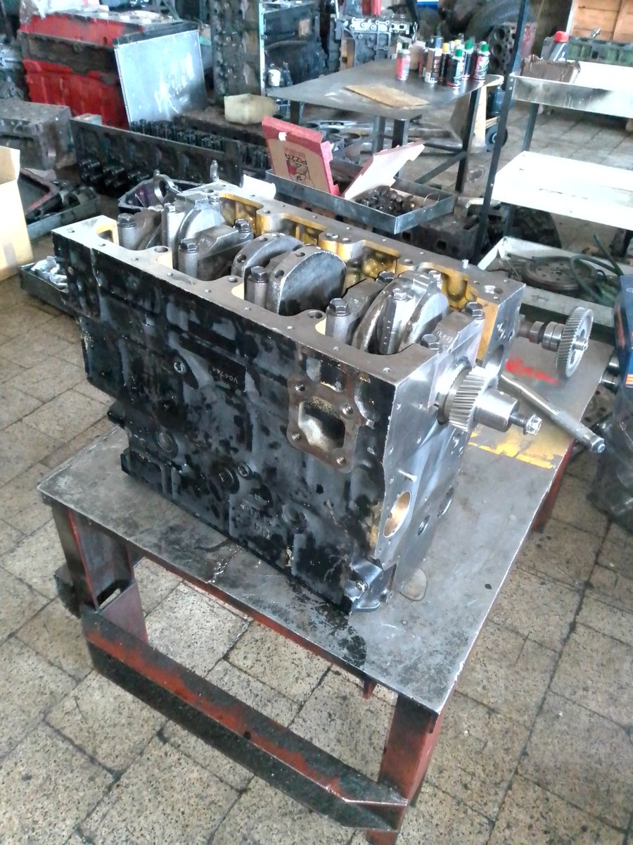 chillizee's tweet image. Komatsu 4D106 overhaul taking shape