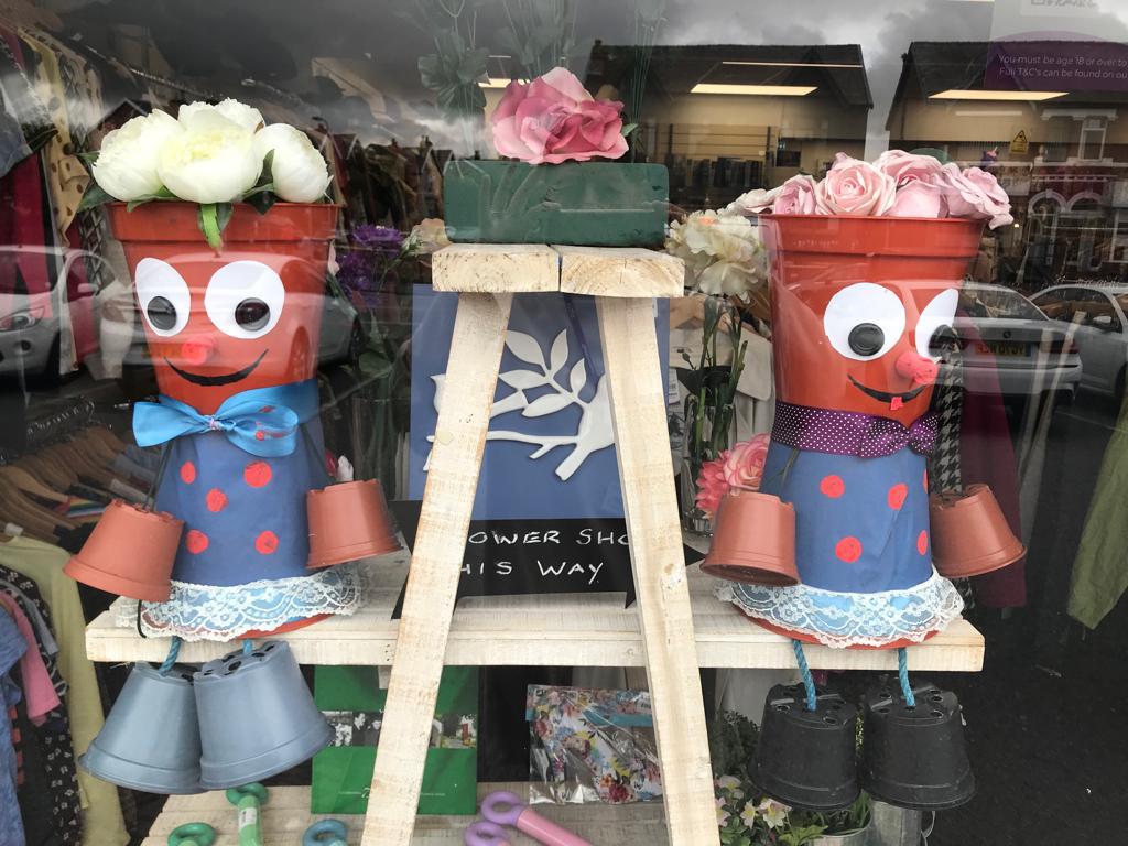 QCHospice's tweet photo. Summer Floral Flower Show Window Displays πΈ
How good do the Flower Show themed window displays look! Great work from the staff at the Churchtown and the Chapel Street shop! πππ
#windowdisplay #queenscourthospice #shopfrontdisplay #charity #chapelstreet #churchtown https://t.co/zVLzBmU2Um