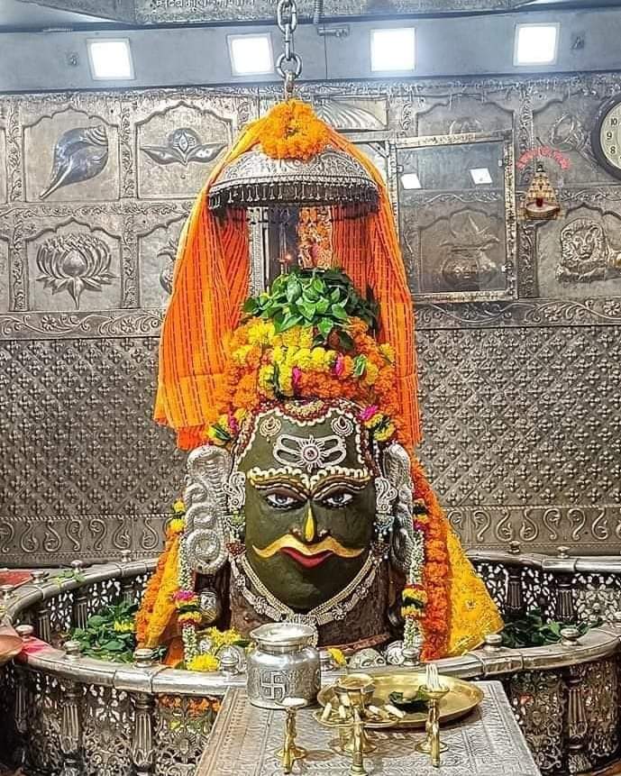 🙏🌹 *जय श्री महाकाल*🌹🙏
*श्री महाकालेश्वर ज्योतिर्लिंग का संध्या आरती शृंगार दर्शन*
*03-08-2023 कण-कण में महादेव*💕 #mahakaleshwar #bholenaath #shivling #ujjain #mahakal #mahakaldailydarshan