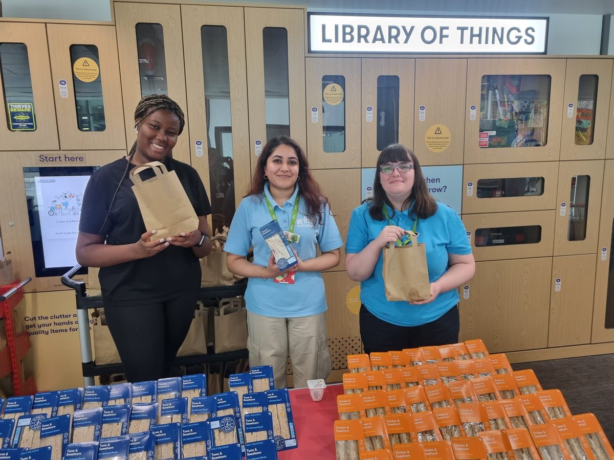 WoolwichLibrary's tweet photo. Free Holiday Meals for children today provided by @GLL_UK, @Royal_Greenwich & @GCDAUK at #WoolwichLibrary! Great nutritious food provided for all π₯ͺ Come along Monday-Friday at 12pm throughout the summer holidays! π #ReadAndFeed @Better_UK #HealthyEating @greenwichlibs https://t.co/iymMN0tqJm