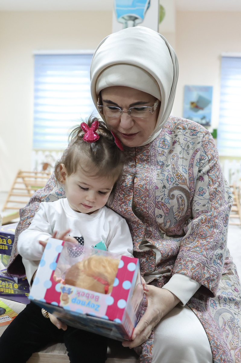 Emzirmek, anne ile bebeğin arasındaki ilk büyülü temas, kopmayacak bir bağın ilk düğümüdür. Anne sütü ise pek çok hastalığın panzehiridir.

Araştırmalar, ilk 6 ay sadece anne sütü olmak kaydıyla 2 yıl boyunca emzirmenin hem bebeğe, hem de anneye faydasını ortaya koymaya devam