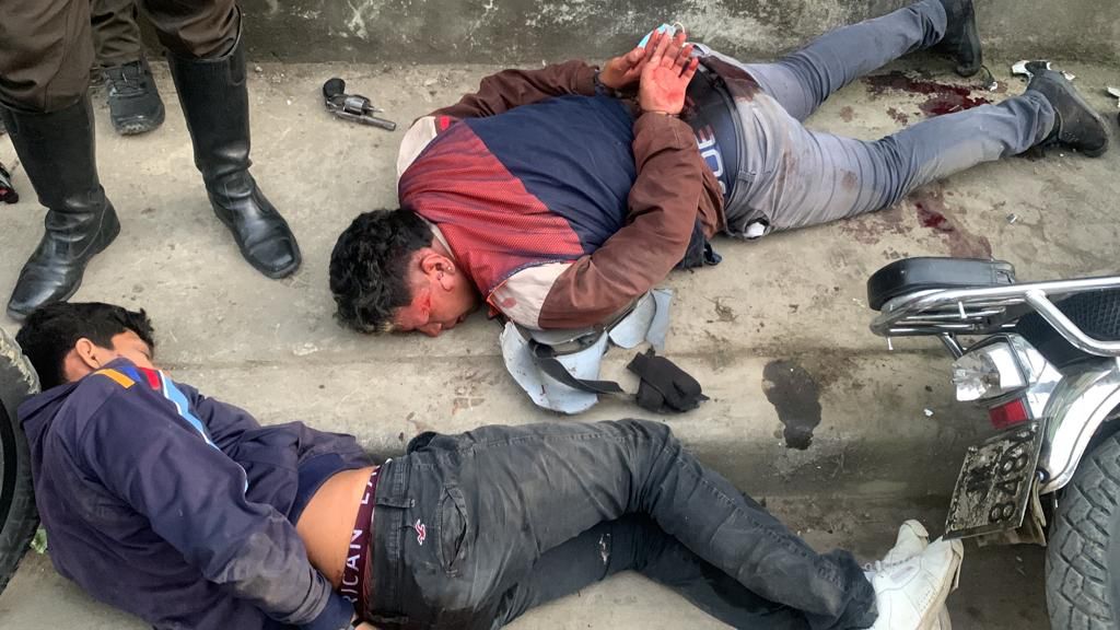PoliciaEcZona8's tweet photo. NEUTRALIZADOS EN ENFRENTAMIENTO 

Tras una alerta ciudadana por robos en Nueva Prosperina #GYE, identificamos a los presuntos responsables quienes ante nuestra presencia abrieron fuego contra nuestra humanidad; por lo que se hizo uso legítimo de la fuerza.  1/2 https://t.co/l9tVVZJCn5