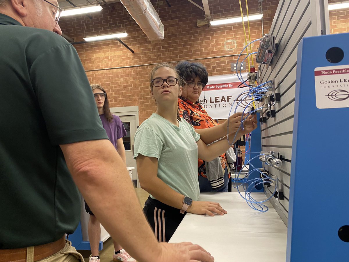 KarenBoyles1's tweet photo. Alexander Central High School students are learning about Mechatronics! Thank you to Jim Thomas and @CatawbaValleyCC @CVRedHawks for supporting the Alexander County Schools Summer Career Accelerator Program. #CTEforNC #NCNorthwestCTE https://t.co/BoeECqZD5I