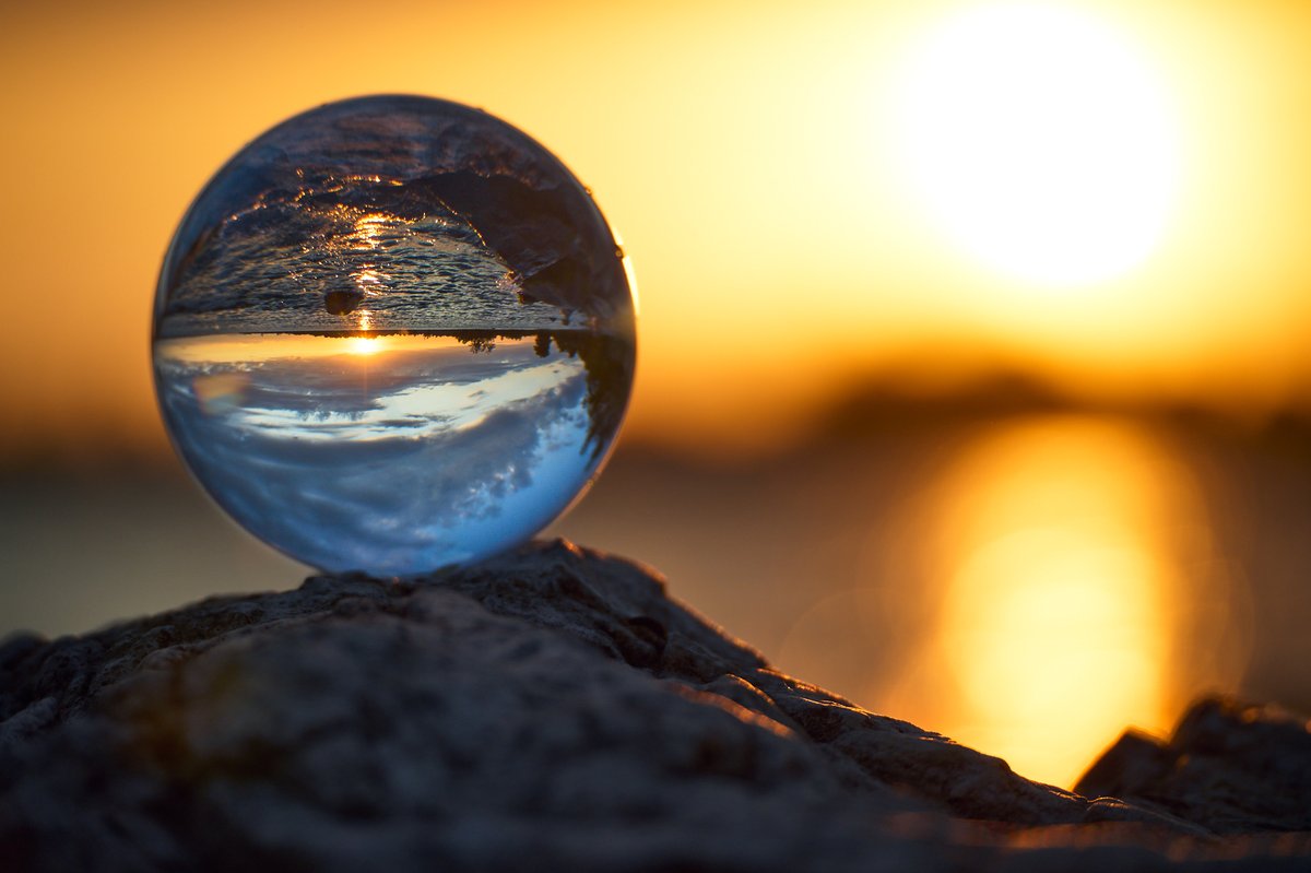 #Sonnenuntergang in Hard am #Bodensee vor ein paar Tagen.

Das Bild im #Lensball sieht mit dem Teleobjektiv viel weniger verzerrt aus. Das muss ich öfter mal so probieren.

#landscapephotography #fotografie #sunset