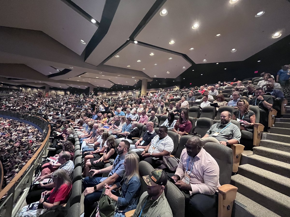 200 of our @glsnextgen global leaders together at the @glnsummit #gls23 listening to @craiggroeschel @ErinMeyerINSEAD