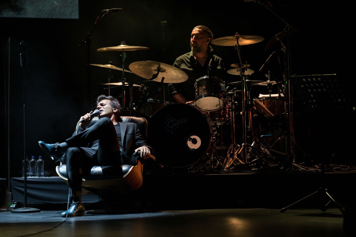 “Koyu Antoloji; Teoman’ın hayatta geldiği noktayı, genel ruh halini, içindeki dolmayan boşlukları, kalbindeki delikleri, bedenindeki yara izlerini, kısaca Teoman’ın hem duygusal hem fiziksel röntgenini en ince ayrıntısına kadar çekip önümüze koyuyor.”