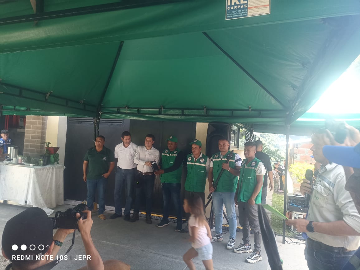 soydeituango's tweet image. Hoy jueves sé realiza entrega de equipos pará Procesar café #Tostar A La comunidad indigena Nutabe en la finca Los Galgos #Ituango Reubicados por @EPMestamosahi a causa dé la inundación de hidroituango