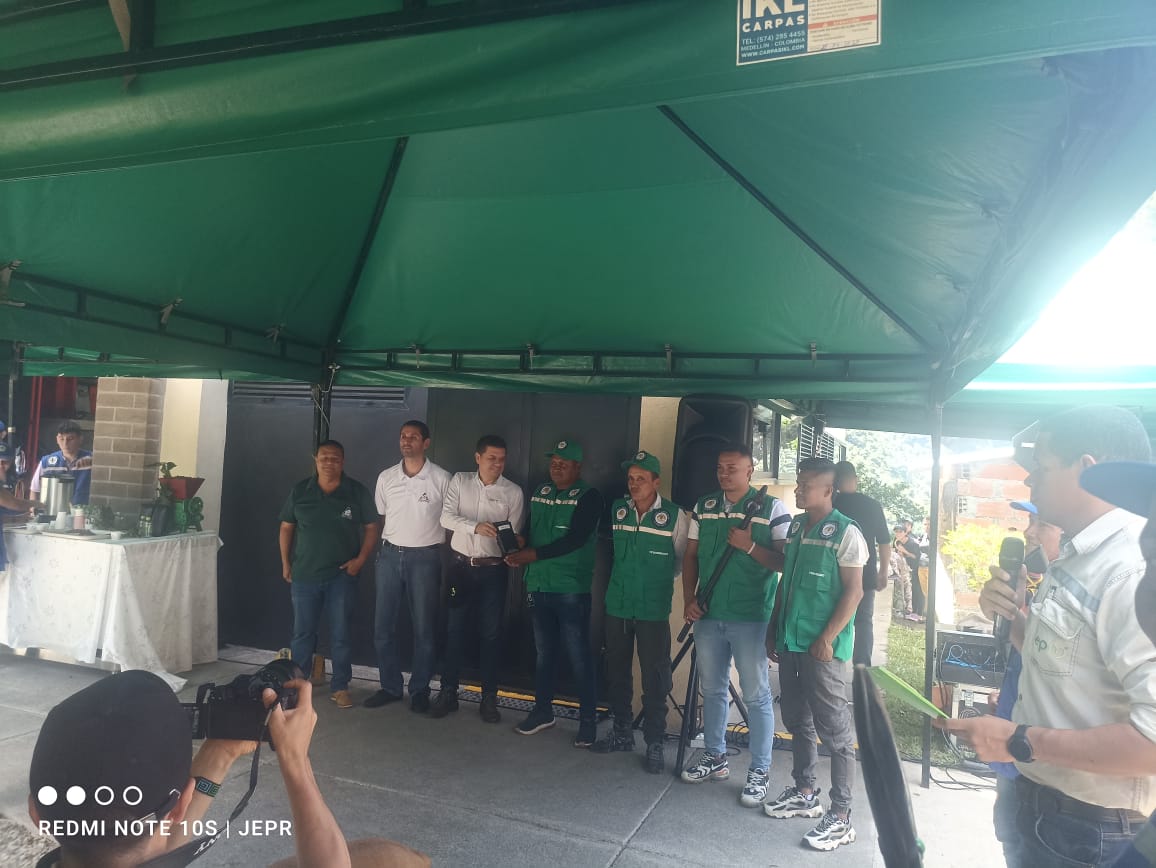 soydeituango's tweet image. Hoy jueves sé realiza entrega de equipos pará Procesar café #Tostar A La comunidad indigena Nutabe en la finca Los Galgos #Ituango Reubicados por @EPMestamosahi a causa dé la inundación de hidroituango