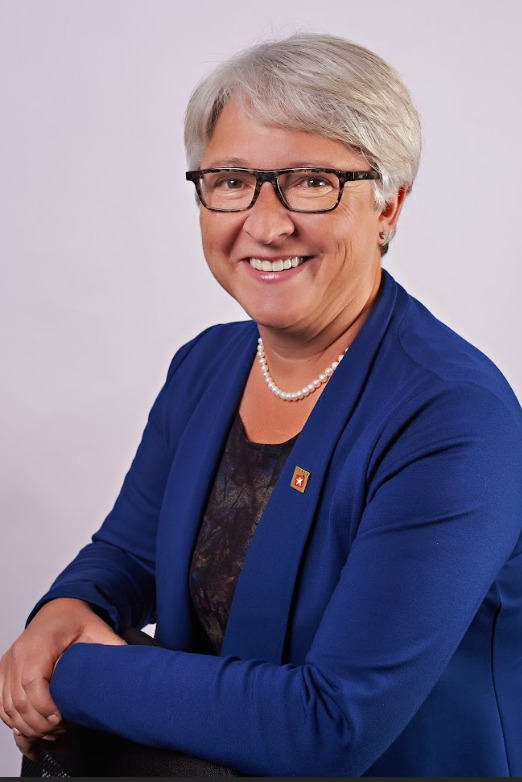 1/2 La grande famille du CEPEO félicite chaleureusement Édith Dumont, nommée aujourd'hui lieutenante-gouverneure de l'Ontario. Madame Dumont, qui fut directrice de l'éducation du CEPEO de 2012 à 2020, devient ainsi la première Franco-Ontarienne à occuper ce poste.