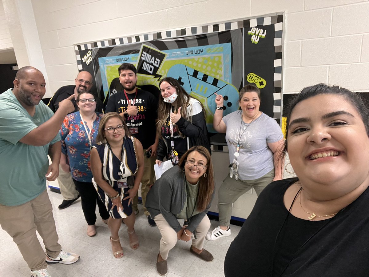 ms_marquise's tweet photo. #5 group photo with a game! Scavenger hunt!!! https://t.co/WfRDbvRJlP