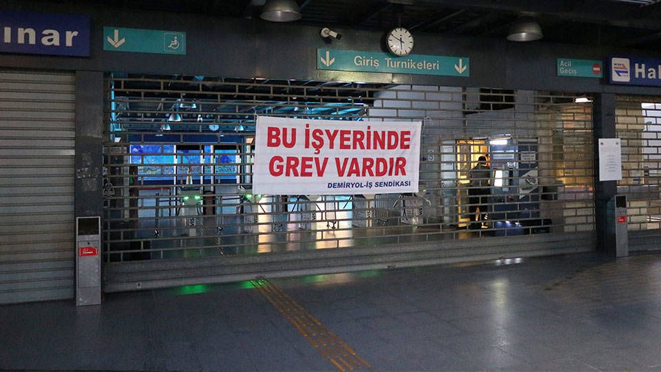 Direnen Mavi Yakalı ile Burjuvaziye Aldanan Beyaz Yakalı Tüm Proleterler Birleşin! 

✒️ Beste Begüm Yiğit (<a href="/begumsbeste/">Beste Begüm Yiğit</a>)

📌 31 Temmuz’da başlayan İzmir Metro işçilerinin grevi ile İzmir’de metrolar ve tramvaylar durdu.

entdergi.org/direnen-mavi-y…