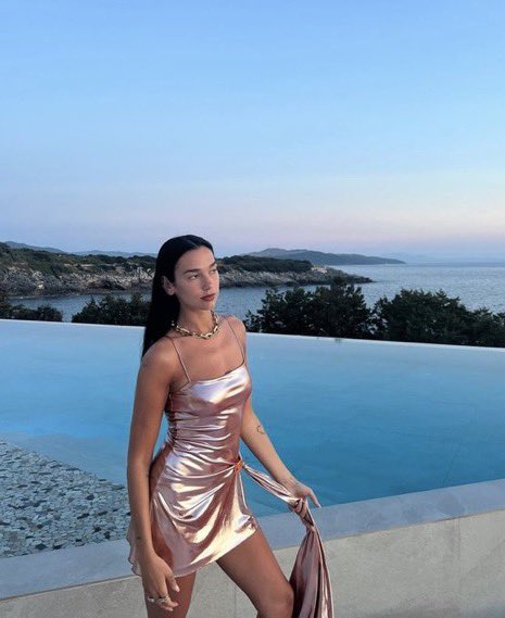 DailyLoud's tweet image. Dua Lipa on the beach 📸🏝️