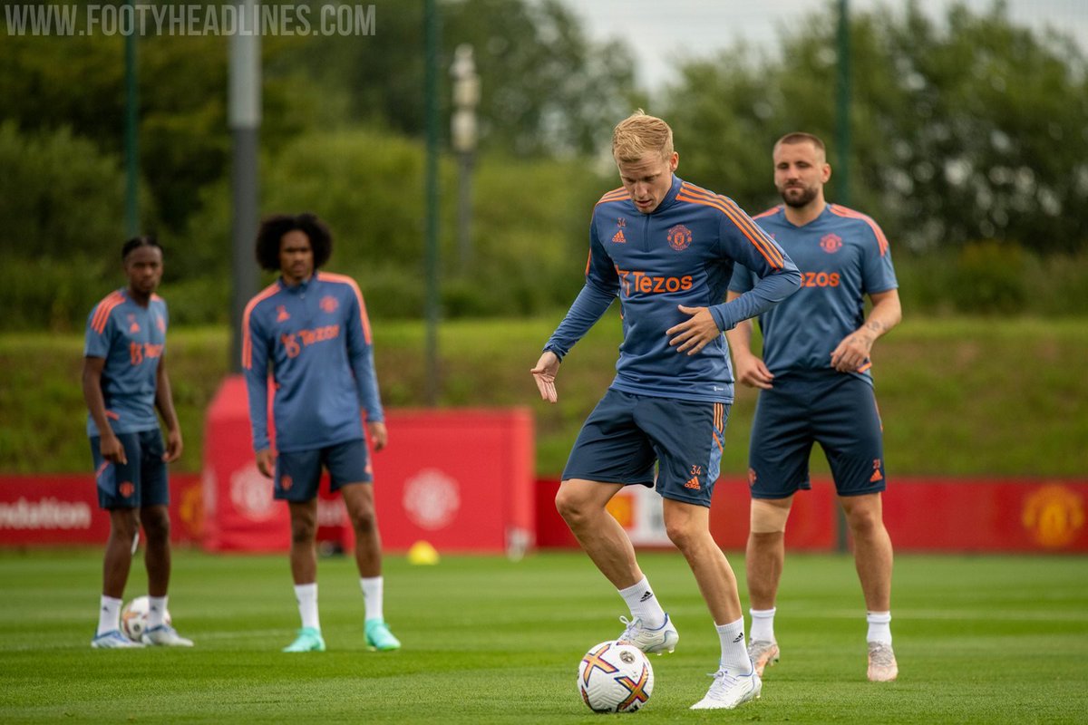 Mercado_Ingles's tweet photo. DT del Manchester United, Erik Ten Hag, ha implementado unas nuevas reglas para el vestuario del club en cara a la temporada 2023-2024:

❌ No mas Sandalias (para evitar resbalones)
👕 Los jugadores y el Staff se deben vestir de un mismo color cada dia para los entrenamientos.
📩 Recibiran un correo electronico la noche anterior con el color de medias y camiseta que deberan usar al dia siguiente.
🍳 Los jugadores deben llegar puntuales para el desayuno.
❌📱 Prohibido usar telefonos durante las comidas.
💰 Cualquier violación a las nuevas reglas seran multados.