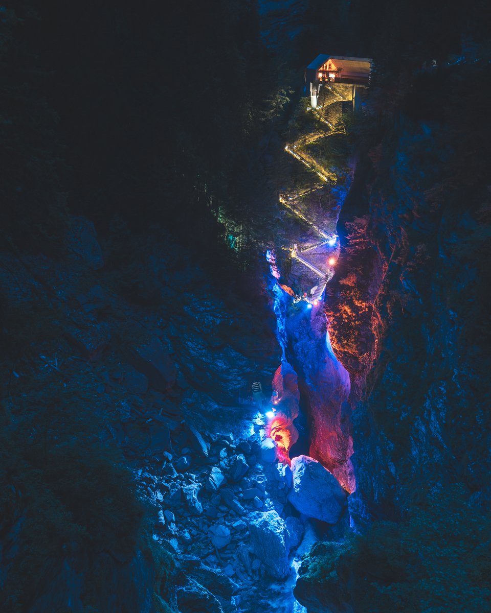 Neu gibt es in der Viamala-Schlucht jeden Abend ein spezielles Lichtspektakel. An der viaLuna tauchen ab 21 Uhr Scheinwerfer die Felswände und das Wasser des Canyons in weisses, rotes und blaues Licht – ein Spektakel für Gross und Klein. graubuenden.ch/de/news/vialuna