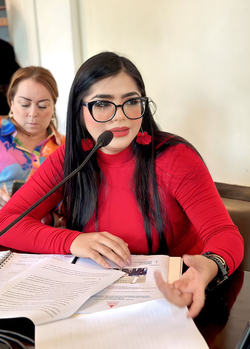 Como presidenta de la Subcomisión de Integración y Asuntos Fronterizos hice entrega al Presidente de la Comisión de Política Exterior de la <a href="/Asamblea_Ven/">Asamblea Nacional 🇻🇪</a> el informe del trabajo que hemos venido realizando en los territorios limítrofes de nuestro país #DelcyRodriguez <a href="/jorgerpsuv/">Jorge Rodríguez</a>