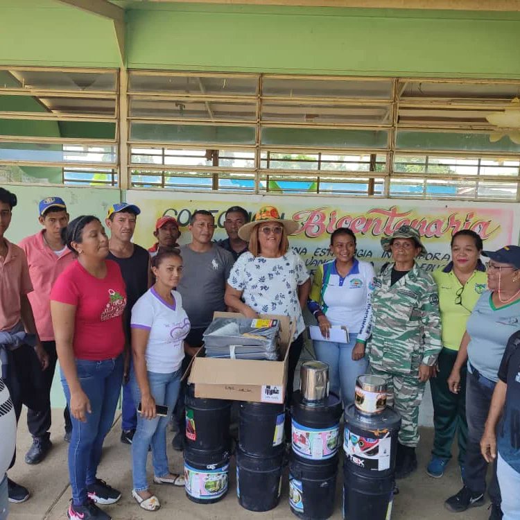 ZE_Apure1's tweet photo. #EnFotos | Gracias al Pdte @NicolasMaduro, Autoridad Única de Educación Dra @marys_orasma, hace entrega de materiales a la EP y LB José Esteban Pérez, del municipio José Cornelio Muñoz, para dar inicio a la jornada enmarcada por el Ejecutivo Nacional, las Brigadas Comunitarias. https://t.co/PdIU9kDQMY