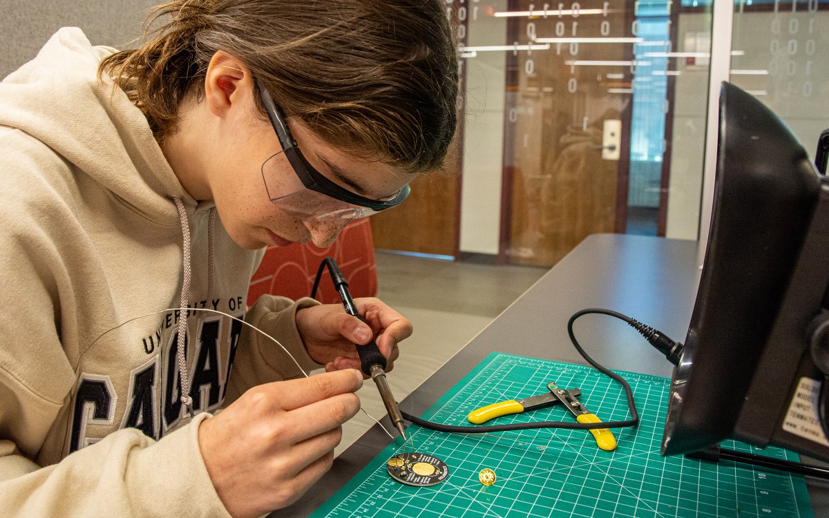 DeBeersMO's tweet photo. 8 Indigenous girls from Canada's Northwest Territories explored the world of #STEM at a 4-day camp hosted by @DeBeers and @UCalgary. Part of De Beers' #BuildingForever initiative, lighting the path for 10K girls and women in STEM by 2030. https://t.co/YW2B0h70t4 https://t.co/hAJMjHejMZ