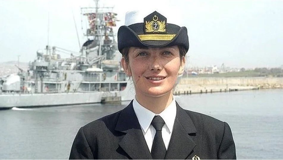 İleride tarih kitapları şunu yazacak. “Türkiye Cumhuriyeti tarihinde donanmaya ilk kadın amiral atandığında baş komutan Tayyip Erdoğan’dı.” #GökçenFırat