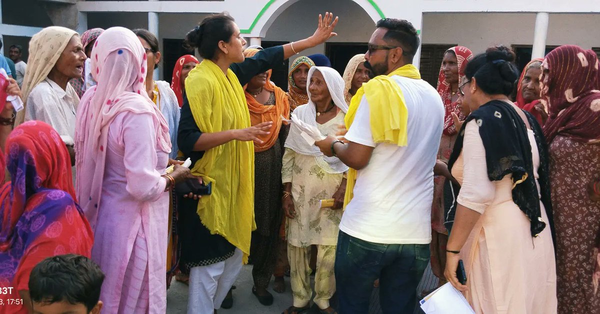 SoniaSharmaAap1's tweet image. आम आदमी पार्टी हरियाणा जिला कैथल कि महिला अध्यक्ष @SoniaSharmaAap1 जी के नेतृत्व में विधानसभा पूण्डरी के ग्राम पंचायत पबनावा मे  बिजली आंदोलन के तहत बिजली बिलों की होली जलाई गई।
#AAPKaBijliAndolan #BijliAndolan
@ArvindKejriwal @SandeepPathak04 @DrSushilKrGupta