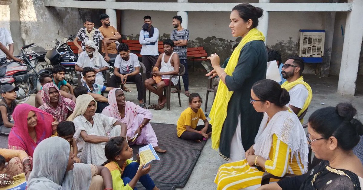 SoniaSharmaAap1's tweet image. आम आदमी पार्टी हरियाणा जिला कैथल कि महिला अध्यक्ष @SoniaSharmaAap1 जी के नेतृत्व में विधानसभा पूण्डरी के ग्राम पंचायत पबनावा मे  बिजली आंदोलन के तहत बिजली बिलों की होली जलाई गई।
#AAPKaBijliAndolan #BijliAndolan
@ArvindKejriwal @SandeepPathak04 @DrSushilKrGupta