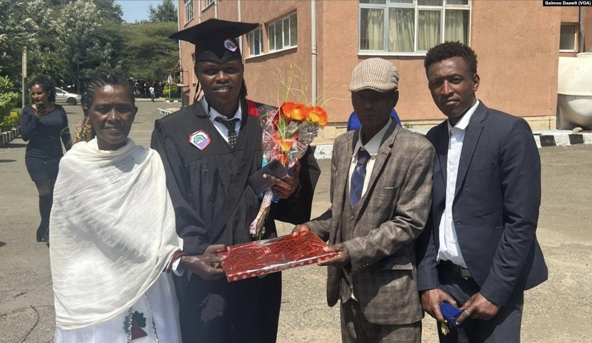VOAAfaanOromoo's tweet photo. "Namni qacaramee miindaan jireenya mooโaa hin jiru." Ofga'aa Galaanaa, Ebbifamtoota bara kanaa keessaa tokko. #Exitexams #education #ASTU #Oromo #ethiopia
https://t.co/NmOCPlmv9G https://t.co/UuMSKSVtm4