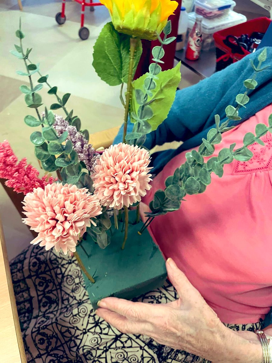 An afternoon of flower arranging for the patients on Cleddau 🌼🌷🌺 #frailty #meaningfulactivities #deconditioningprevention <a href="/ChloeMorgan_/">ℭ𝔥𝔩𝔬𝔢 𝔐𝔬𝔯𝔤𝔞𝔫 💞</a> <a href="/Nicola98403376/">Nicola 💙</a> <a href="/lkm4848/">Lisa 🌈</a>