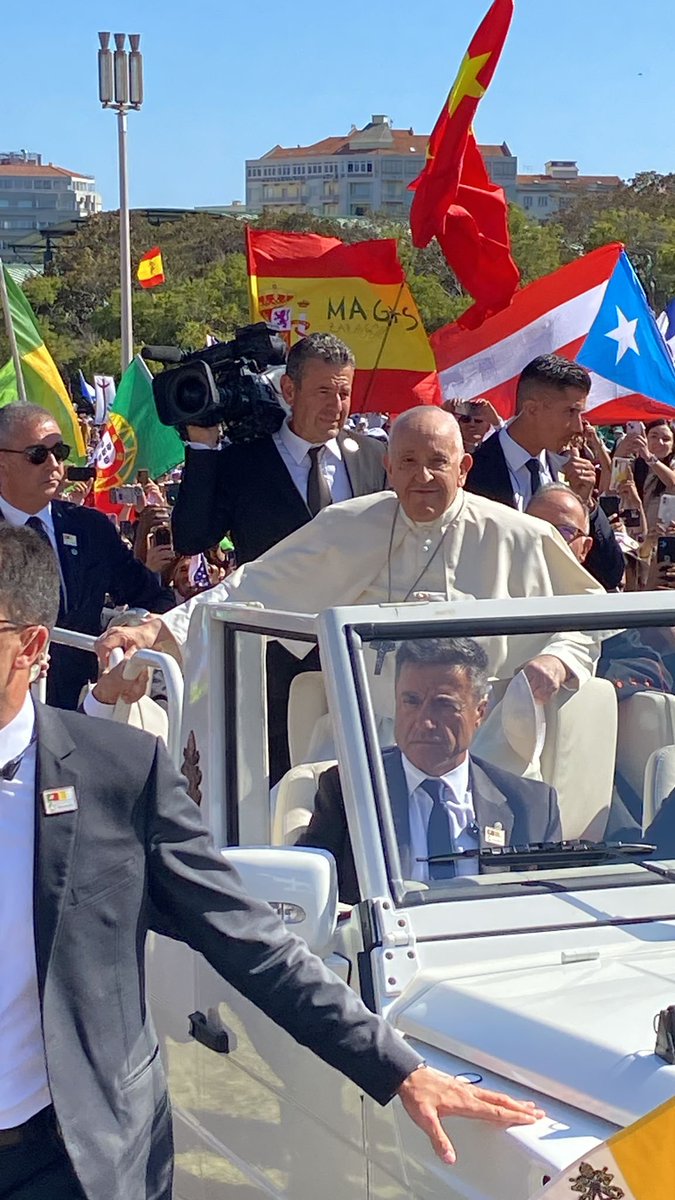 jmj_pt's tweet photo. Os registros dos peregrinos da passagem do Papa Francisco não param de chegar! Mande a sua foto depois ou nos marque na sua rede social favorita! 🥰 https://t.co/0zdttk22Jq