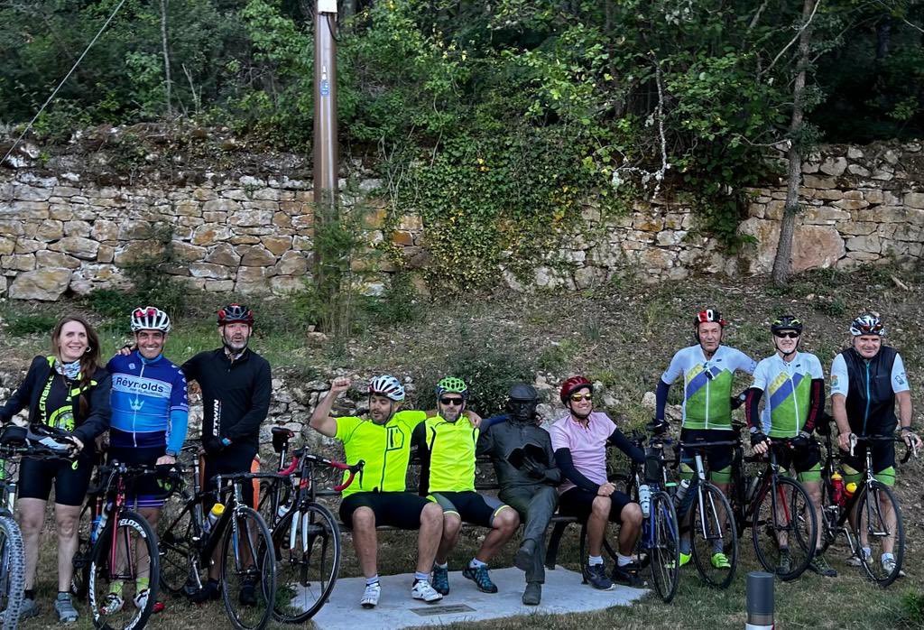 MiguelFundacion's tweet photo. Hoy ha tenido lugar una nueva edición de la #ClásicaMAX, la ruta ciclista entre #Sedano y #Molledo que la familia #Delibes sigue haciendo año tras año desde que #MiguelDelibes falleció. Una bonita forma de recordarle. #Miqueridabicicleta https://t.co/FrUzBPQC8Y
