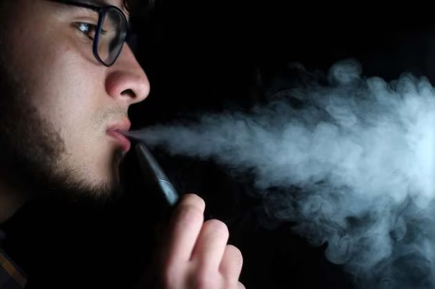 webnotitarde's tweet photo. #ULTIMAHORA |💨 Prohibido la venta, distribución y uso de vapers en Venezuela

➡️ Luego de un largo seguimiento realizado por el gobierno venezolano sobre los daños causados por el uso del vape o cigarrillo electrónico, este mismo fue prohibido a nivel nacional. https://t.co/pPJKOB4kMY