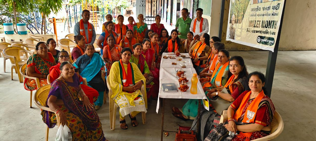 KaushikJainBJP's tweet photo. પોષક તત્વોથી ભરપુર વ્યંજનો પ્રાકૃતિક ખેત પેદાશો એટલે જાડું ધાન (મિલેટસ) ની વિસરાતી વાનગીઓ માટે જાગૃતતા આવે તે માટે દરિયાપુરવિધાનસભાની મહિલા મોરચાની બહેનો દ્વારા એક ટિફિન બેઠક સાથે એક સ્પર્ધાનું આયોજન કરવામાં આવ્યું, જેમાં હાજર રહી, તેઓને પ્રોત્સાહિત કર્યા.
#ટિફિનબેઠક #milletsfarm https://t.co/p1zO0zs8HY