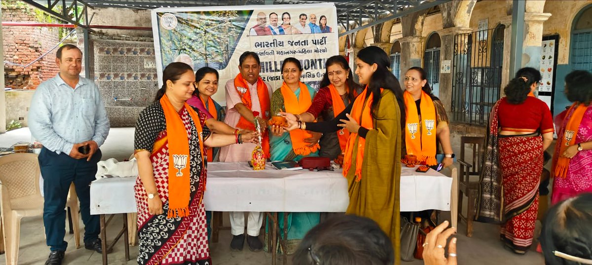 KaushikJainBJP's tweet photo. પોષક તત્વોથી ભરપુર વ્યંજનો પ્રાકૃતિક ખેત પેદાશો એટલે જાડું ધાન (મિલેટસ) ની વિસરાતી વાનગીઓ માટે જાગૃતતા આવે તે માટે દરિયાપુરવિધાનસભાની મહિલા મોરચાની બહેનો દ્વારા એક ટિફિન બેઠક સાથે એક સ્પર્ધાનું આયોજન કરવામાં આવ્યું, જેમાં હાજર રહી, તેઓને પ્રોત્સાહિત કર્યા.
#ટિફિનબેઠક #milletsfarm https://t.co/p1zO0zs8HY