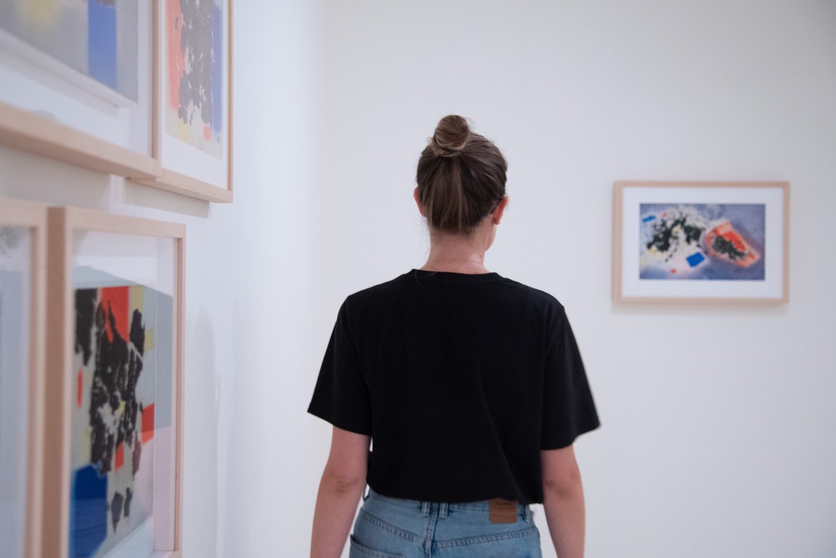 GuggenheimPGC's tweet photo. #BacciRoomTour – Carte Bruciate 📷
.
A completare il nucleo di opere inedite è la serie di carte bruciate realizzate da #EdmondoBacci durante gli anni ’60, in cui prosegue la sperimentazione dei materiali e la messa in crisi del suo alfabeto pittorico.

#EdmondoBacci https://t.co/qIng8Zq7fs