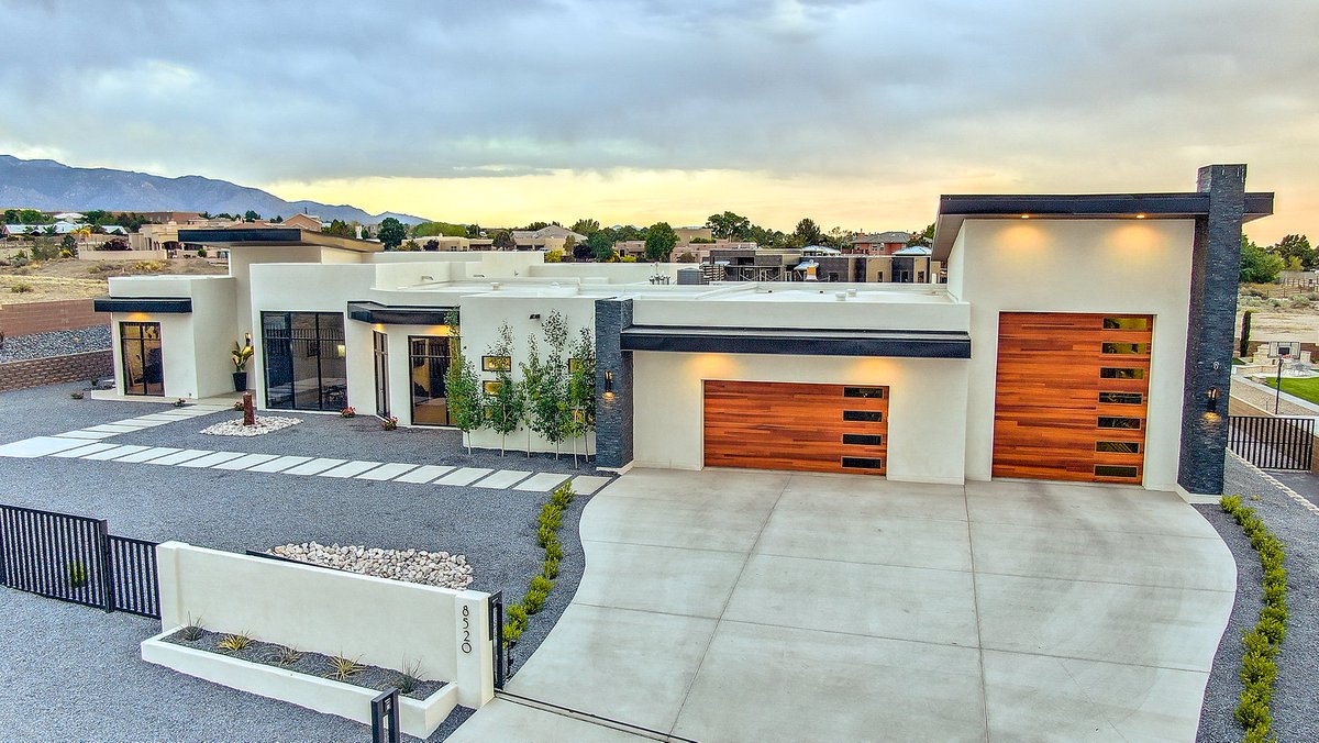 chiohd's tweet photo. Your home should look just as good at night as it does during the day. 🌙

Boost your nighttime curb appeal with Planks from the Contemporary Collection.

Learn more: https://t.co/5rE4IyDccw

📸: Toby's Mid-Valley Doors https://t.co/UqUMTErLJ3