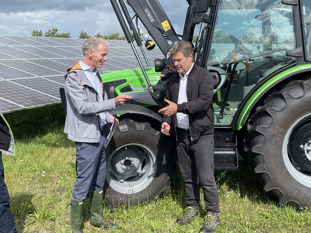 DHoelder's tweet photo. Die Solarunternehmen stehen bereit, #biodiversität|sfördernde Agri-PV zum Standard zu machen. Beim Besuch des #Solarpark|s Klein Rheide von #Wattmanufactur habe ich BM #Habeck ein Positionspapier von 17 Unternehmen übergeben. @bne_news https://t.co/vqZv8D0QKZ