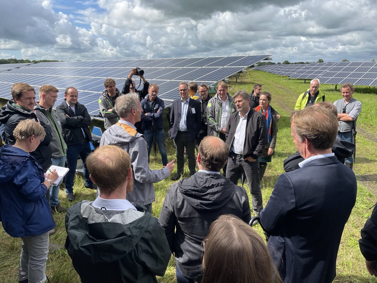 DHoelder's tweet photo. Die Solarunternehmen stehen bereit, #biodiversität|sfördernde Agri-PV zum Standard zu machen. Beim Besuch des #Solarpark|s Klein Rheide von #Wattmanufactur habe ich BM #Habeck ein Positionspapier von 17 Unternehmen übergeben. @bne_news https://t.co/vqZv8D0QKZ