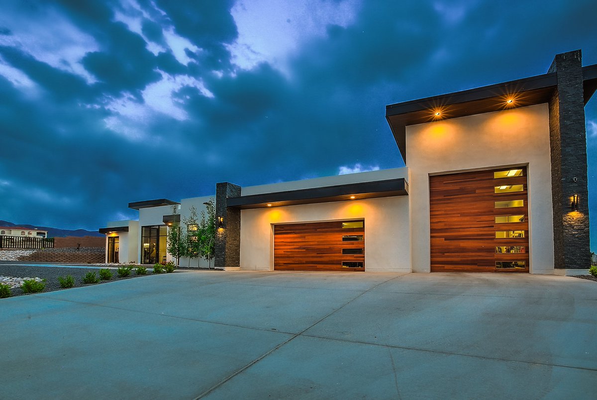 chiohd's tweet photo. Your home should look just as good at night as it does during the day. 🌙

Boost your nighttime curb appeal with Planks from the Contemporary Collection.

Learn more: https://t.co/5rE4IyDccw

📸: Toby's Mid-Valley Doors https://t.co/UqUMTErLJ3