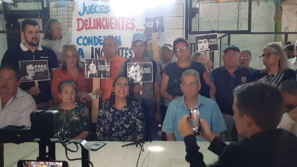 FundehullanVzla's tweet photo. #3Agosto #Guarico Al Momento familiares Gremios,Sindicatos  y Sociedad Civil  rechazan la sentencia de 16 años de los Luchadores Sociales  y exigen su liberación inmediata 

Defender DDHH no es un delito. 

Liberenlos 

Monitor   @FundehullanVzla https://t.co/XnhUuclqn9