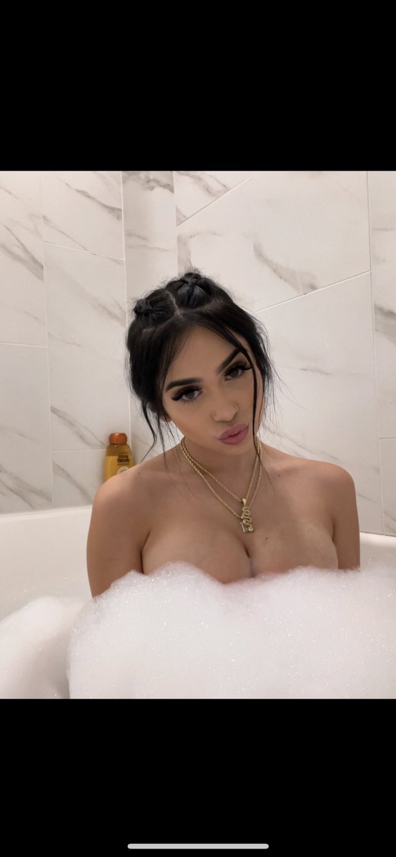 12esteraa's tweet photo. shower with me?🩷🩵
#boobs
#onlyfans
#romania
 #12esteraa https://t.co/Yc00S3GM9u
