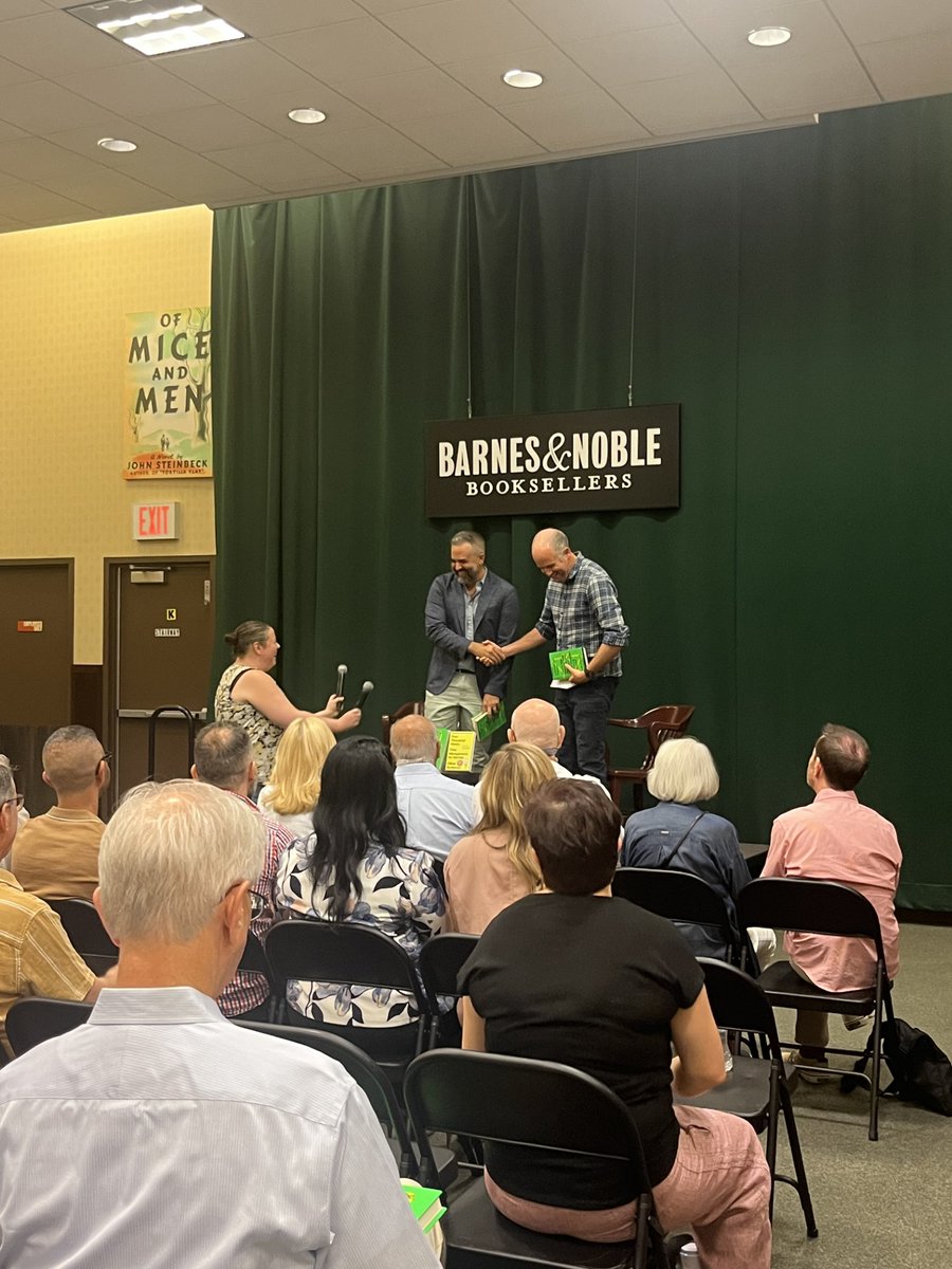AvidReaderPress's tweet photo. Snaps from a wonderful evening with @juliovincent and @oliverburkeman, author of #FourThousandWeeks, at @BNTribeca! 

The perfect book pairing for learning to live intentionally in our modern world.🤩 PLEASE UNSUBSCRIBE, THANKS! is out on Tuesday! https://t.co/bj9nvkTWKj