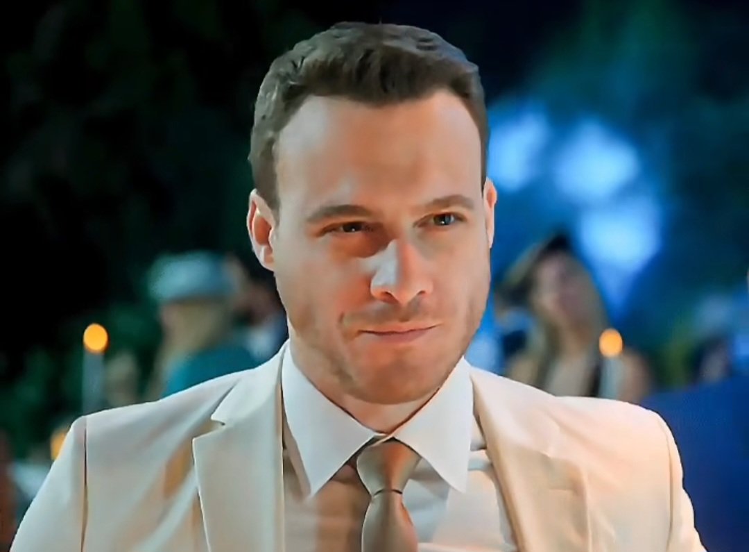 AmparoGRC's tweet photo. Y cuando crees que ya no se puede estar mejor, aparece así @KeremBursin pues mátame ya #YaÇokSeversen https://t.co/B0ghjkCkkV