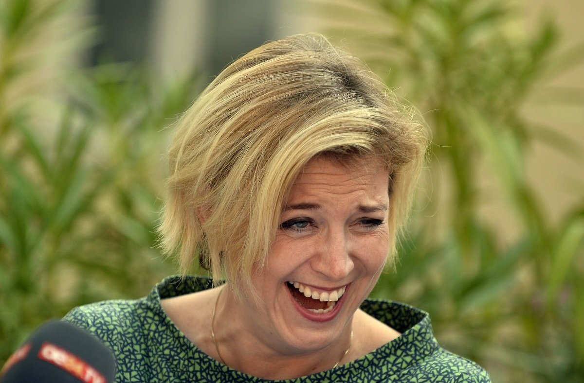 dieseeinebirgit's tweet image. Eine zufällig vorbeigehende Passantin wird vom ORF gefragt,was sie von der FPÖ hält.