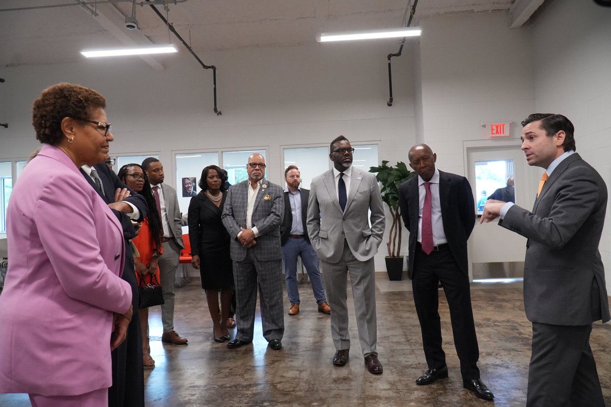 MarcEichenbaum's tweet photo. Last Friday, joined @SylvesterTurner as he hosted @MayorOfLA and @ChicagosMayor in Houston to share and discuss solutions to homelessness. Big impact can be made when cities and counties come together to uplift a single, united housing-based strategy. @USICHgov @naehomelessness https://t.co/2zzHLeSUQB