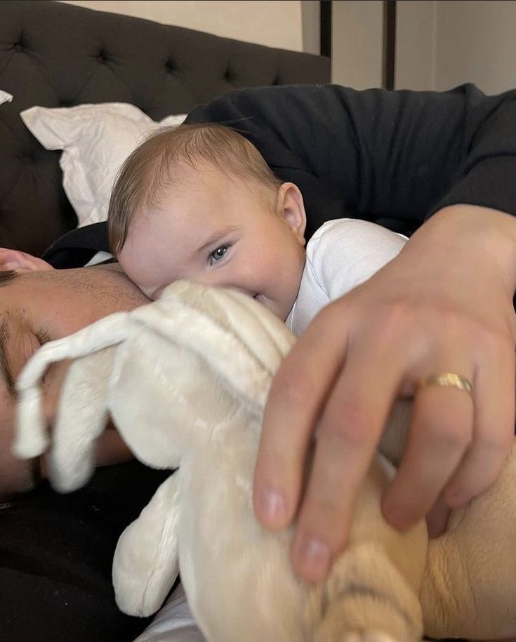 ㅤㅤㅤ𝐸𝑠𝑡𝑒 𝑏𝑒𝑏𝑒́ 𝑎𝑑𝑜𝑟𝑎 𝑙𝑜𝑠 𝑎𝑏𝑟𝑎𝑧𝑜𝑠 𝑑𝑒 𝑠𝑢 𝑝𝑎𝑑𝑟𝑒 🩶