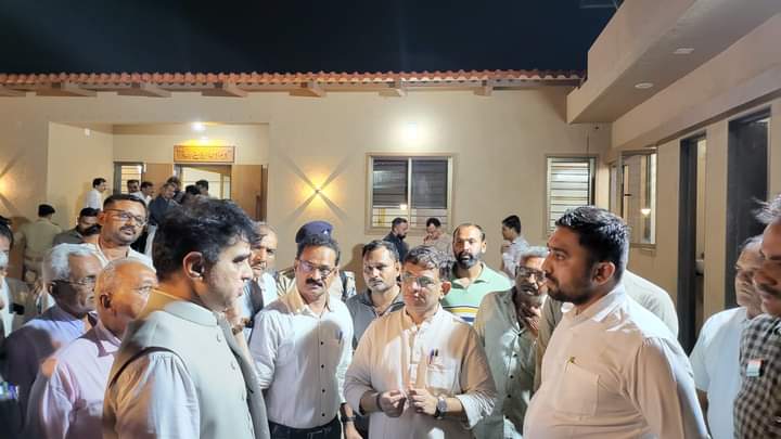 mkaswalabjp's tweet photo. સ્નેહસભર સ્વાગત
સાવરકુંડલાની જનતાના સેવાલય એવા સત્વ અટલધારા  કાર્યાલયની માન. શિક્ષણ મંત્રી શ્રી પ્રફુલ્લભાઈ પાનસુરિયાએ શુભેચ્છા મુલાકાત લીધી. આ અવસરે ભાજપના અગ્રણીઓ તેમજ કાર્યકર્તાઓ દ્વારા મંત્રીશ્રીનું સ્નેહભર્યું સ્વાગત કરવામાં આવ્યું. https://t.co/RKTH7BazQJ
