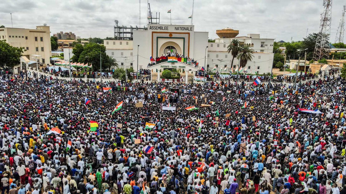 DD_Geopolitics's tweet photo. 🇳🇪 Niger protesters massing for pro-coup demonstration

People have been gathering at a square in central Niamey, the capital of Niger, to show their support for last week's military coup.

On the anniversary of the country's independence a coalition of civil society organisations called for people to turn up to denounce the sanctions imposed by the West African regional bloc, Ecowas.