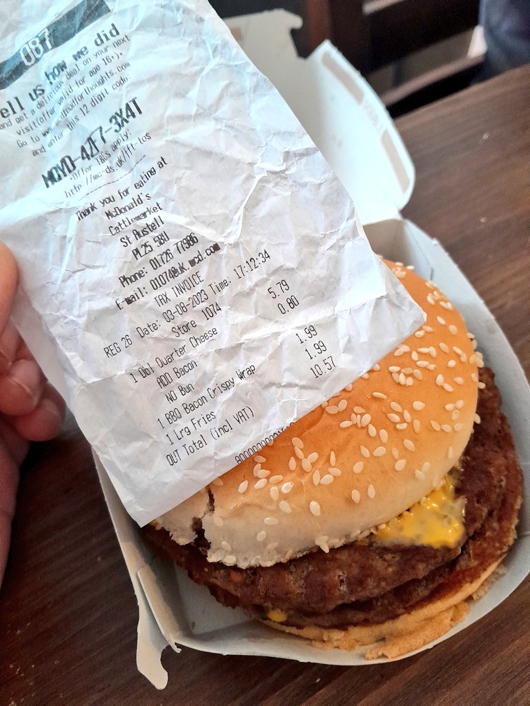 ZowieDesigns's tweet photo. @McDonalds thanks for putting a bun on my bunless order. No dinner for me tonight. https://t.co/TEYnXkPwoA