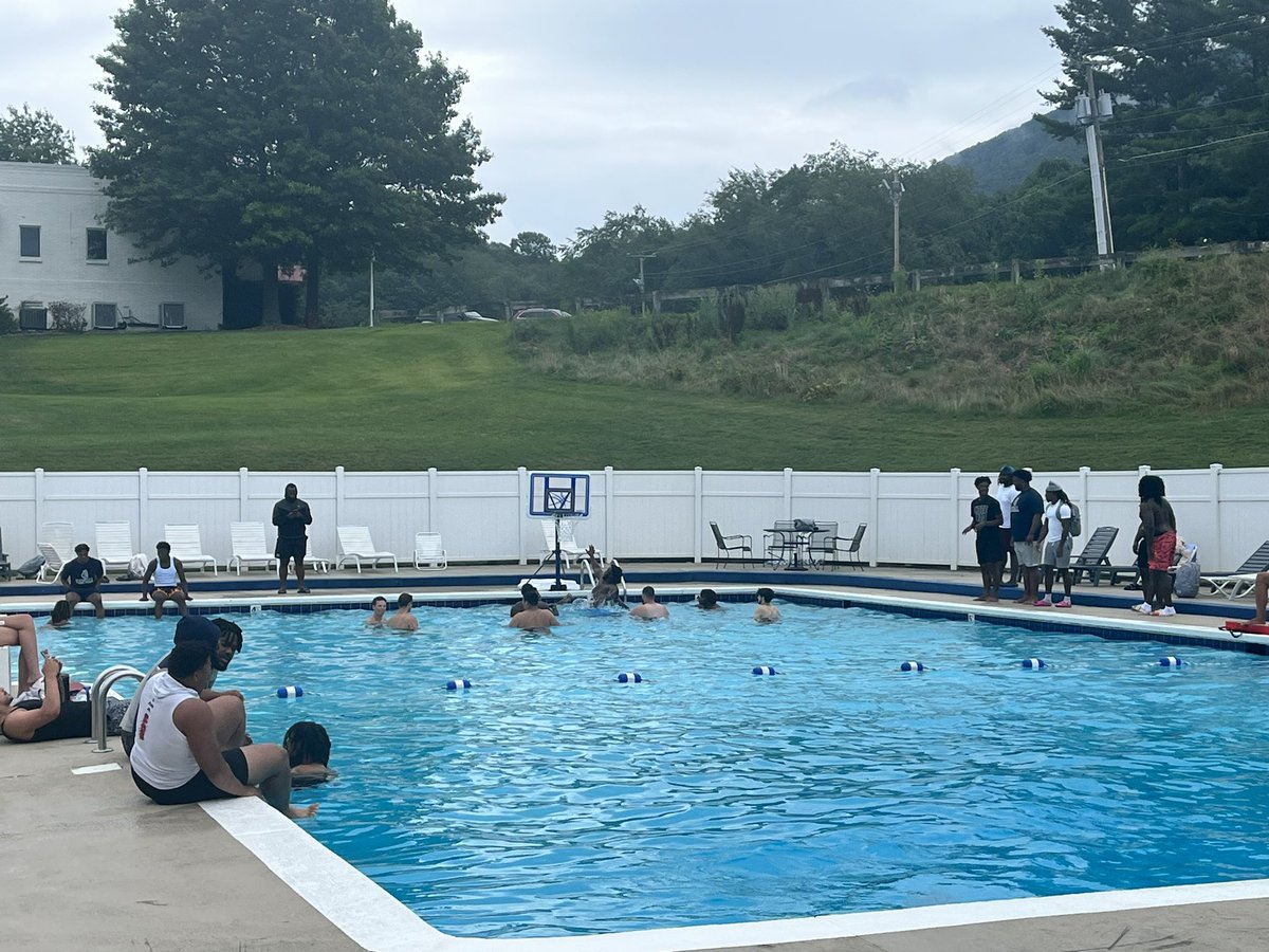 CoachCoax17's tweet image. @BigBlue_FB had a little pool party today. These young men have been working their tails off and earned this little break. We get back to work on the field tomorrow! #GuardTheHill #LeanForward